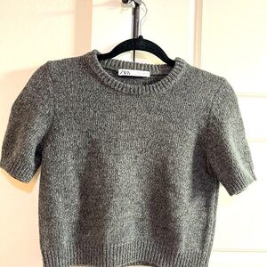 Gray cropped sweater: Zara